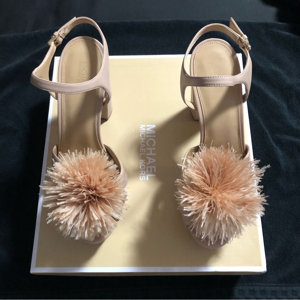 Michael Kors Fara Platform Leather Sandal 5” Heel in Oyster EUC Size 10 Pom Pom
